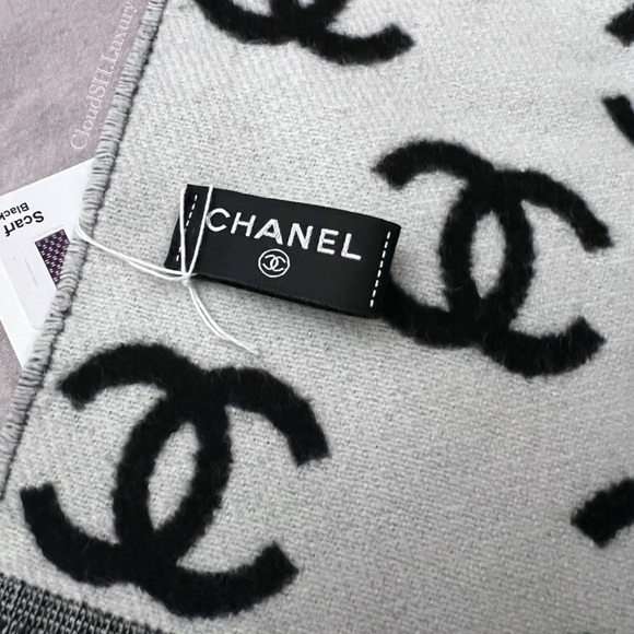 Auth BNIB Chanel CC Logo Wool Scarf Black & White - Picture 4 of 6
